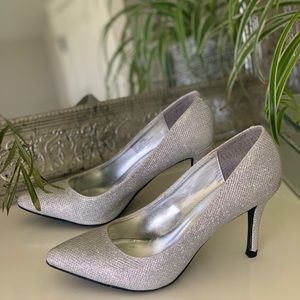 Beautiful size 5 silver heels